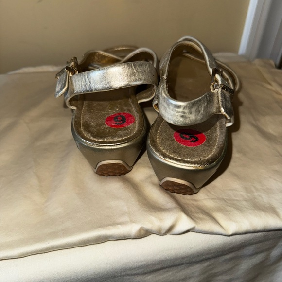 Women's Cole Haan Nike Air Regina Gold Strappy Sandals Sz 6 - Picture 3 of 7